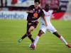 Sandro Silva em lance de marcação no meio-campo