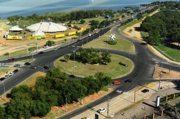Falta de faixas de segurança dificulta travessia de pedestres na Avenida Beira-Rio Ronaldo Bernardi/Agencia RBS Falta de faixas de segurança dificulta travessia de pedestres na Avenida Beira-Rio Ronaldo Bernardi/Agencia RBS