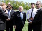 Em intervalo de reunião, Ronaldo bate bola com presidente da Fifa Divulgação, Fifa/