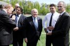 Em intervalo de reunião, Ronaldo bate bola com presidente da Fifa (Divulgação, Fifa/)