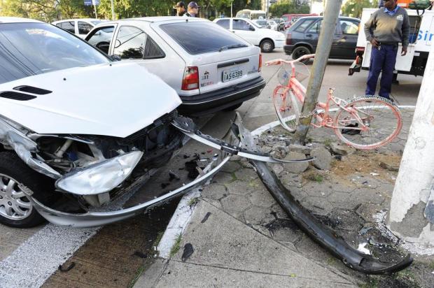 Bicicleta-símbolo da resistência ao domínio dos carros é danificada em acidente na Capital Ronaldo Bernardi/Agência RBS Bicicleta-símbolo da resistência ao domínio dos carros é danificada em acidente na Capital Ronaldo Bernardi/Agência RBS
