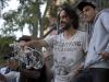 Gabriel O Pensador chegou animado e deu uma volta de skate antes de subir ao palco para a abertura.
