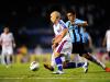 Edilson em disputa de bola na lateral tricolor