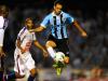 Autor de um belo gol na última partida, Marco Antônio em lance no meio-campo gremista