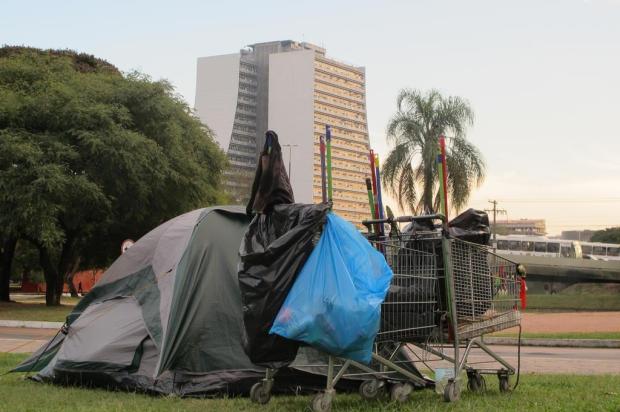 Morador de rua ganha barraca para passar as noites na região central de Porto Alegre Felipe Daroit/Agência RBS Morador de rua ganha barraca para passar as noites na região central de Porto Alegre Felipe Daroit/Agência RBS