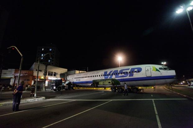 FOTO: antigo avião da Vasp arrematado em leilão é transportado pelas ruas de SP Nelson Antoine, AE/