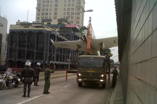 Caminhão transporta avião da Brigada Militar e congestiona vias de Porto Alegre Ricardo Duarte/Zero Hora