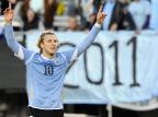 Bom momento no Inter devolve titularidade para Forlán na seleção do Uruguai DANIEL GARCIA/AFP