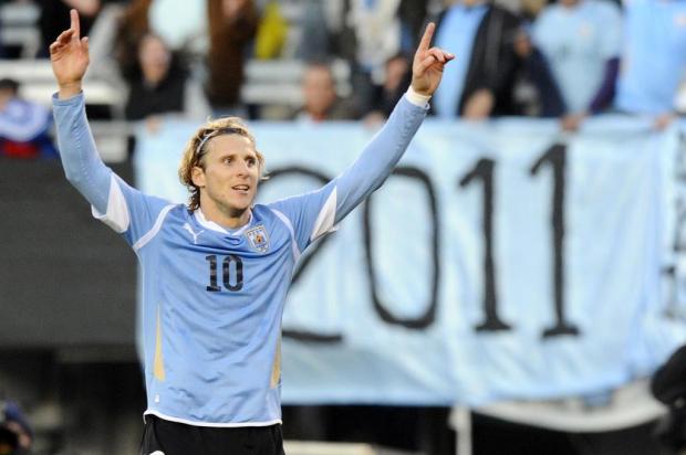 Bom momento no Inter devolve titularidade para Forlán na seleção do Uruguai DANIEL GARCIA/AFP