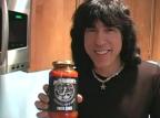 Ex-baterista dos Ramones tem furgão que vende almôndegas em Nova York Reprodução/YouTube Ex-baterista dos Ramones tem furgão que vende almôndegas em Nova York Reprodução/YouTube