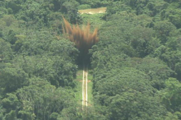 Força Aérea usa bombas para destruir pista clandestina em Roraima   Força Aérea Brasileira/Divulgação