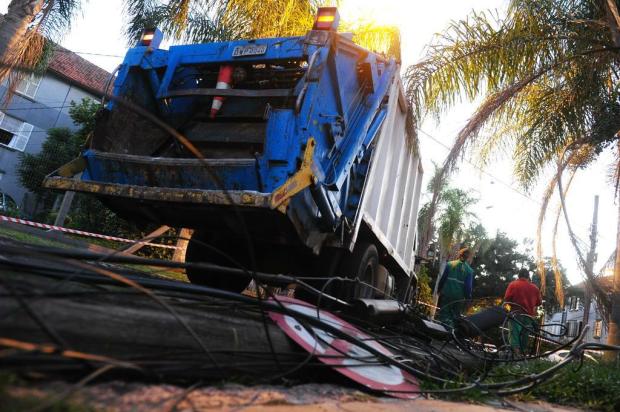 Caminhão de lixo derruba postes e interrompe trânsito no Passo da Areia Jean Schwarz/Agencia RBS