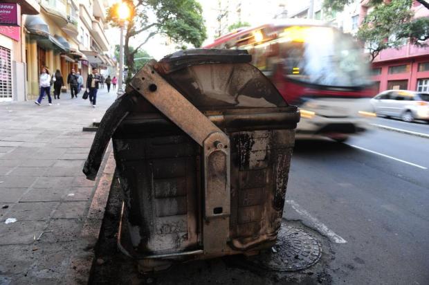 Dois contêineres de lixo são incendiados na área central de Porto Alegre Ronaldo Bernardi/Agência RBS
