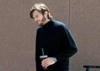 Ashton Kutcher é fotografado caracterizado como Steve Jobs TMZ/Reprodução