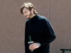 Ashton Kutcher é fotografado caracterizado como Steve Jobs TMZ/Reprodução Ashton Kutcher é fotografado caracterizado como Steve Jobs TMZ/Reprodução