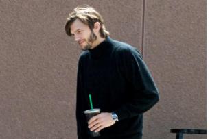 Ashton Kutcher é fotografado caracterizado como Steve Jobs TMZ/Reprodução Ashton Kutcher é fotografado caracterizado como Steve Jobs TMZ/Reprodução