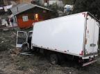 Caminhão cai em barranco e atinge garagem em Caxias do Sul  Juan Barbosa /