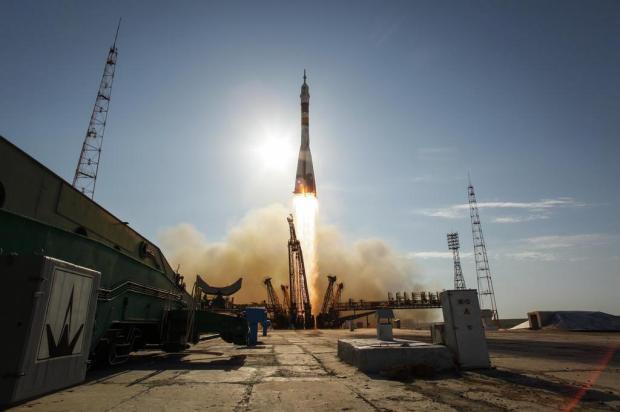 Foguete Soyuz decola com três tripulantes rumo à Estação Espacial Internacional Bill Ingalls/AP Foguete Soyuz decola com três tripulantes rumo à Estação Espacial Internacional Bill Ingalls/AP