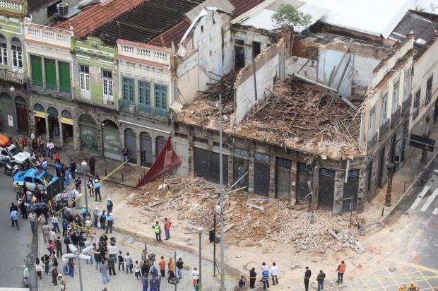 Parte de sobrado que pertencia a tradicional bloco de Carnaval desaba no centro do Rio de Janeiro Marcos de Paula/Agência Estado Parte de sobrado que pertencia a tradicional bloco de Carnaval desaba no centro do Rio de Janeiro Marcos de Paula/Agência Estado