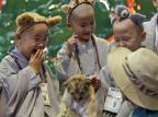Crianças reúnem-se em acampamento para celebrar aniversário de Buda na Coreia do Sul Lee Jin-man/AP Crianças reúnem-se em acampamento para celebrar aniversário de Buda na Coreia do Sul Lee Jin-man/AP