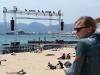 Pessoas na praia próximo ao pódio onde são projetados os filmes, nos dias que antecediam o Festival de Cannes