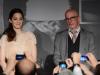 Marion Cotillard com o diretor Jacques Audiard na conferência de "De Rouille et D'Os" no segundo dia de Festival
