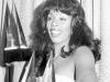 Em 1979, a cantora posa com seus três prêmios conquistados no American Music Awards em Los Angeles