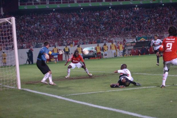 Tinga em dois momentos: do pênalti não marcado ao gol do título da Libertadores Valdir Friolin/Agencia RBS Tinga em dois momentos: do pênalti não marcado ao gol do título da Libertadores Valdir Friolin/Agencia RBS