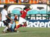 Contra o Corinthians, em 2005, em lance polêmico, Tinga sofreu pênalti 