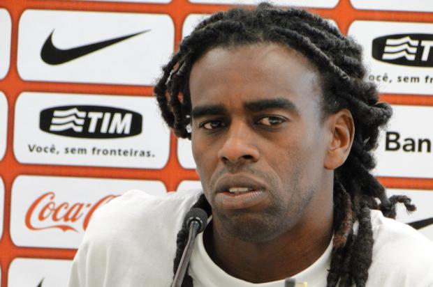 Tinga se despede da torcida: "A falta que o torcedor vai ter, eu também vou" Alexandre Ernst/ Tinga se despede da torcida: "A falta que o torcedor vai ter, eu também vou" Alexandre Ernst/