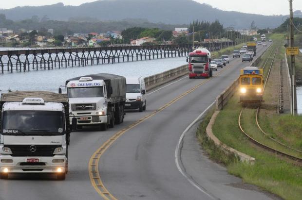 Dilma libera R$ 2,3 bilhões para obras de ampliação da BR-101 e duplicação BR-470 em Santa Catarina Daniel Conzi/Agencia RBS Dilma libera R$ 2,3 bilhões para obras de ampliação da BR-101 e duplicação BR-470 em Santa Catarina Daniel Conzi/Agencia RBS