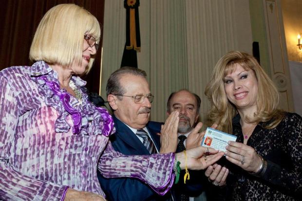 Tarso assina decreto que institui carteira de identificação com nome feminino a travestis e transexuais Caroline Bicocchi/Palácio Piratini/Divulgação Tarso assina decreto que institui carteira de identificação com nome feminino a travestis e transexuais Caroline Bicocchi/Palácio Piratini/Divulgação