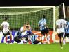 Mesmo com mais posse de bola e se imponto mais no jogo, quem marcou primeiro foi o time da casa