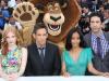 Jessica Chastain, Ben Stiller, Jada Pinkett Smith, David Schwimmer e Alex, o Leão posando por "Madagascar 3"