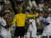 Os jogadores tricolores reclamaram muito e apesar de ter sido apenas confusão do árbitro, ele não voltou atrás