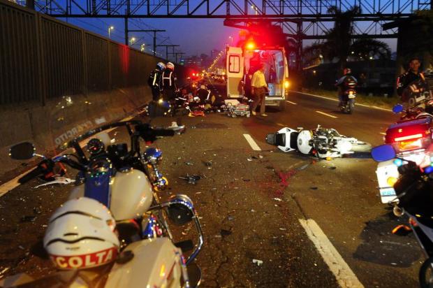 Motociclista que fazia escolta de Dilma sofre acidente na Av. Castelo Branco, em Porto Alegre Jean Schwarz/Agencia RBS Motociclista que fazia escolta de Dilma sofre acidente na Av. Castelo Branco, em Porto Alegre Jean Schwarz/Agencia RBS