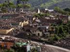 Famílias retornam aos poucos a cidade serrana em ruínas na Colômbia Josh Haner/NYTNS
