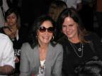 Glória Kalil e Renata Ceribelli assistem desfile da "Sacada", no Fashion Rio Cristina Vieira/Agencia RBS