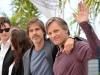 Salles posou para jornalistas abraçado ao ator Viggo Mortensen, que interpreta um personagem inspirado no escritor beat William S. Burroughs