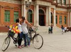 Casais se beijam por mais ciclovias na Capital Fernando Gomes/Agencia RBS