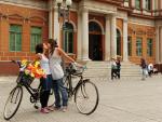 Casais se beijam por mais ciclovias na Capital
