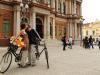  Ao lado de uma bicicleta da família do ambientalista José Lutzenberger, casais foram fotografados enquanto se beijavam em frente à prefeitura da Capital, no Centro