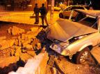 Carro derruba muro de escola após acidente em Porto Alegre Jean Schwarz/Agencia RBS