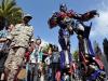 Optimus Prime atravessa o tapete vermelho sob o olhar dos soldados