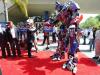 Optimus Prime cumprimenta o celebrado diretor Steven Spielberg