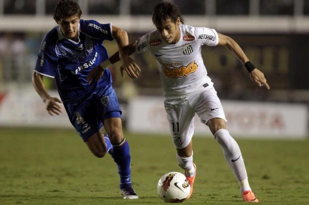 Nos pênaltis, Santos bate Vélez e pega Corinthians nas semifinais Andre Penner/AP