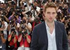 Robert Pattinson chega a Cannes na pele de um menino dourado e perigoso AFP PHOTO / VALERY HACHE/AFP