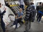Com papel e tesoura, artista faz caricaturas no metrô de Nova York Joshua Bright/The New York Times