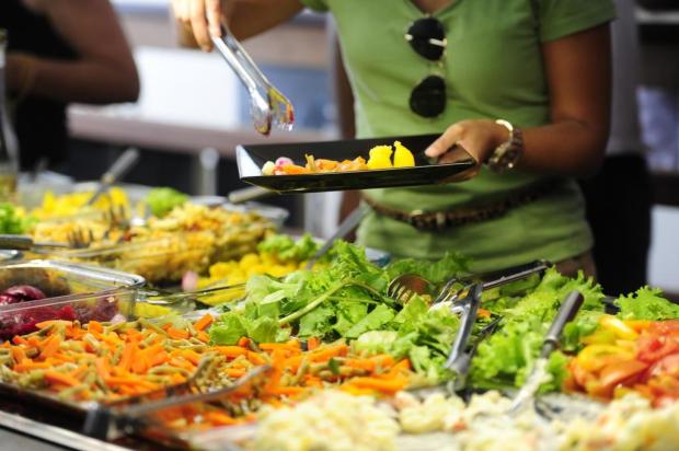Alimentação fora de casa requer cuidados