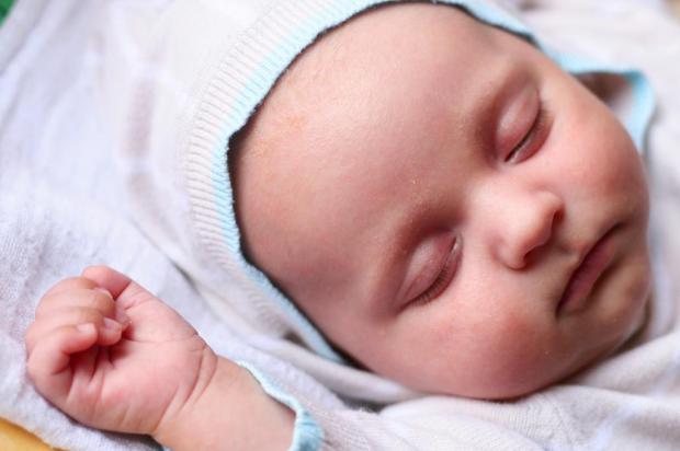 Cuidados na hora de cortar a unha do bebê Stock Images/Stock Images